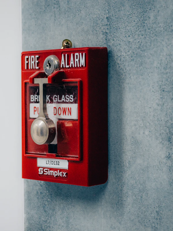 Equipo de alarma contra incendio montado en pared en Panamá