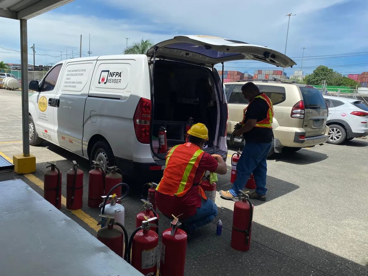 Trabajo de mantenimiento de extintores y equipos contra incendio